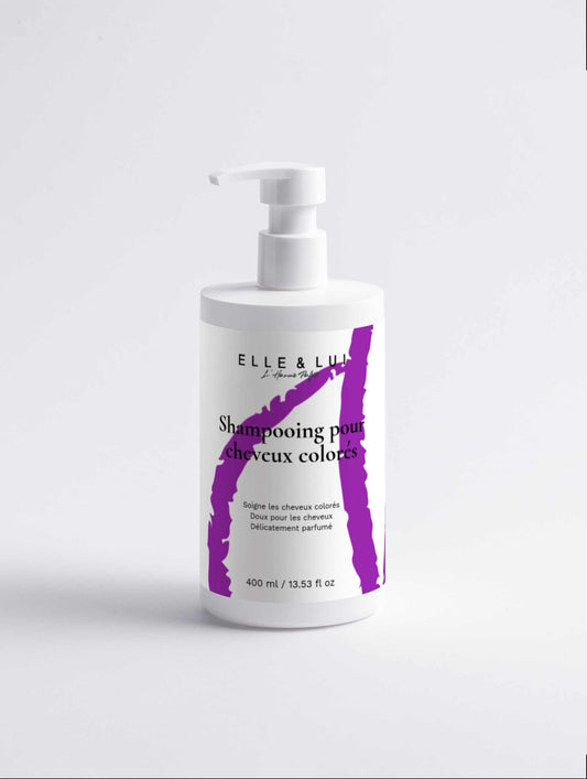 Flacon de shampooing pour cheveux colorés avec distributeur blanc et design violet, soin doux et brillant pour cheveux colorés.