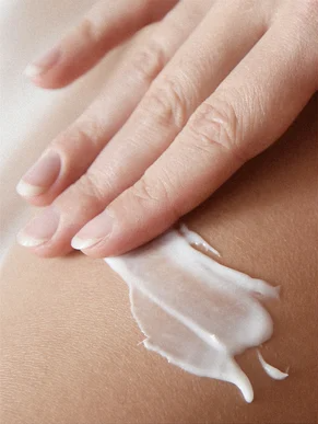 Crème hydratante pour peaux sensibles appliquée sur la peau délicate pour apaiser et nourrir en profondeur.