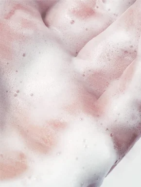 Mousse nettoyante légère et aérienne sur la peau, nettoyant délicatement sans agresser.