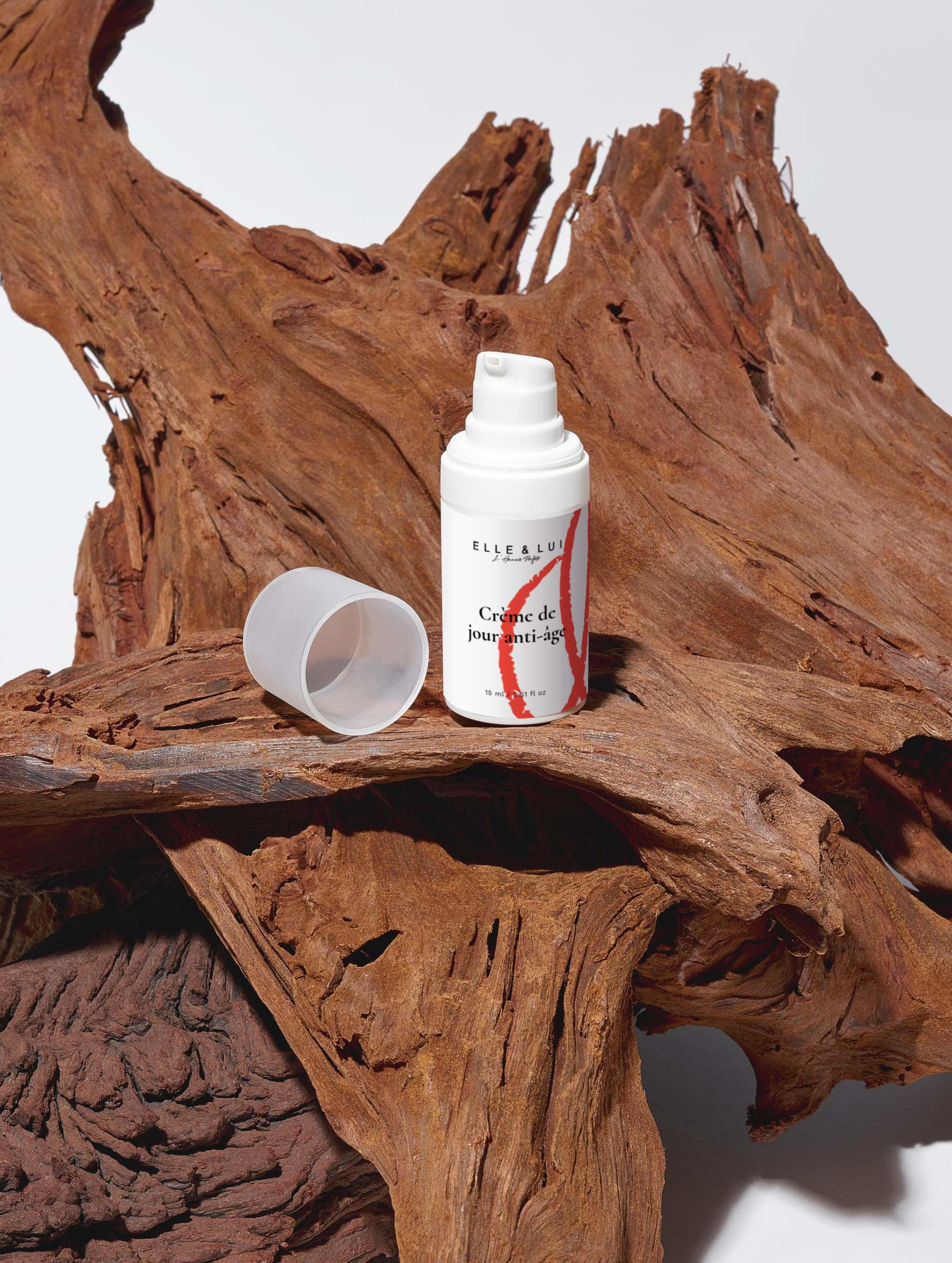 Crème de jour anti-âge best-sellers de la saison estivale sur bois décoratif naturel