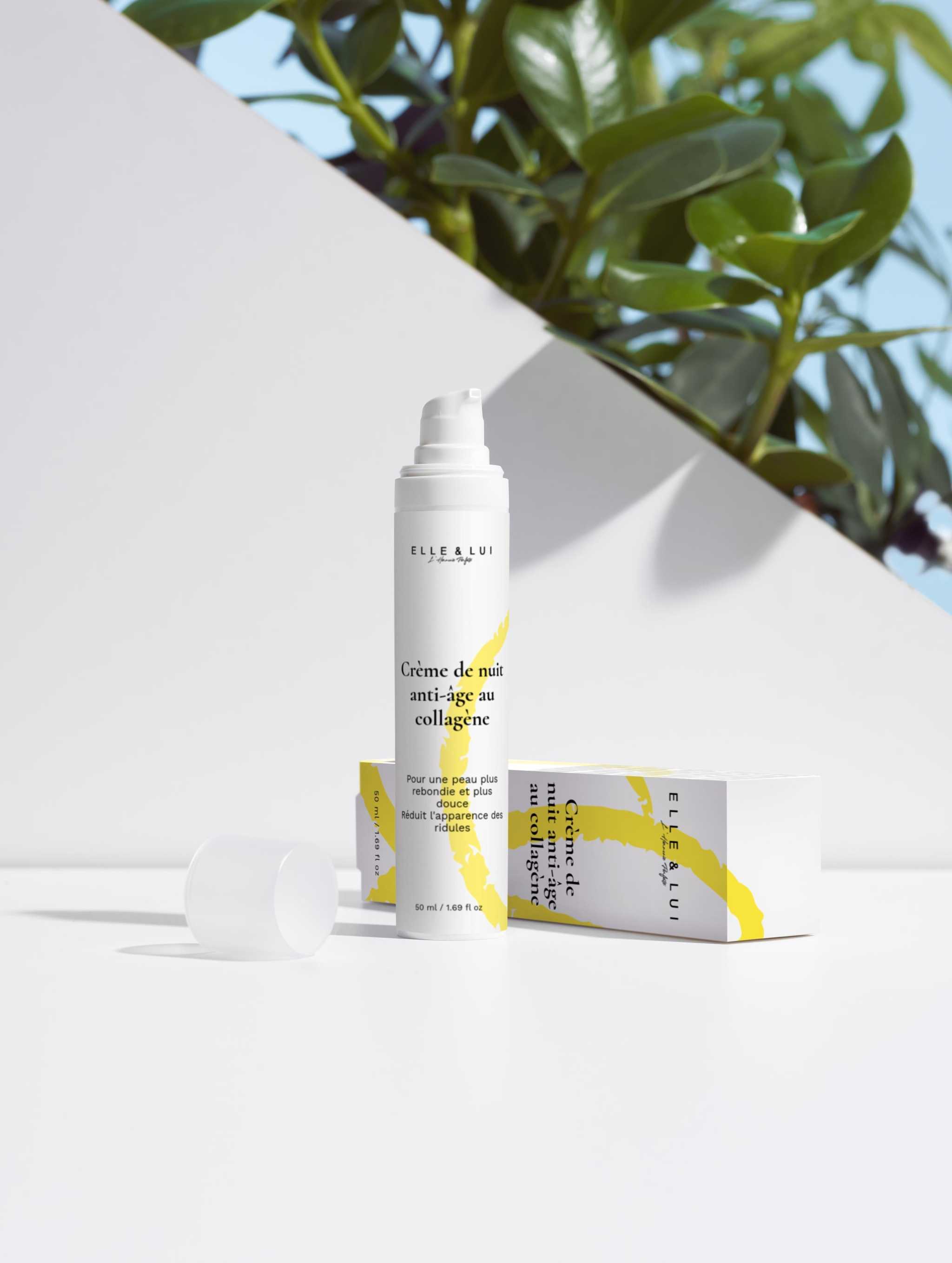 Crème de nuit anti-âge au collagène pour routine de nuit au collagène, packaging minimaliste blanc et jaune sur fond clair avec plante verte.