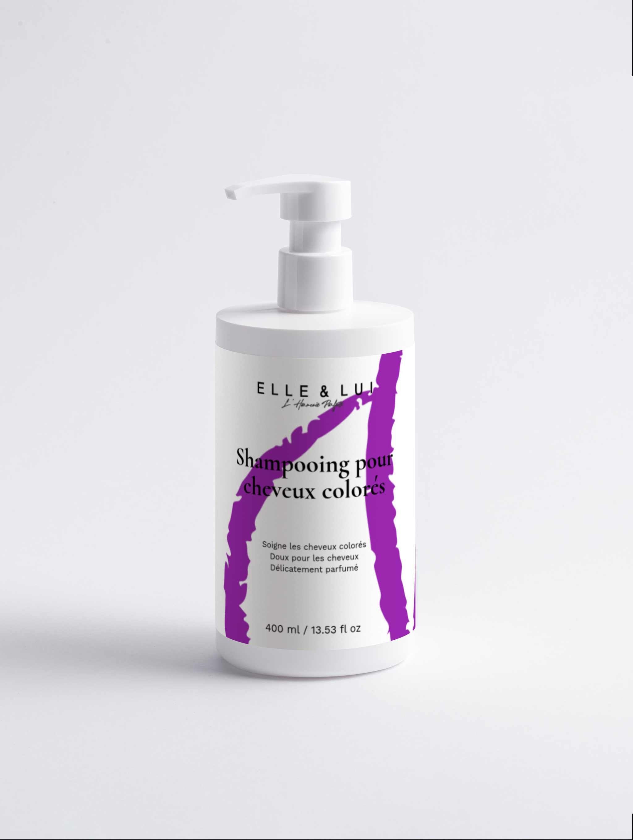Flacon de shampooing pour cheveux colorés avec distributeur blanc et design violet, soin doux et brillant pour cheveux colorés.